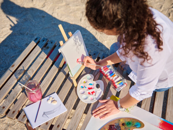Arte de Férias: Atividades com Aquarela e Papel para Crianças nas Férias de Julho
