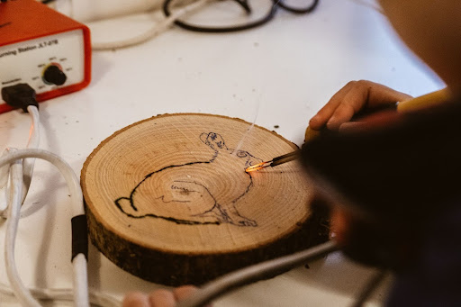 Pirografia para iniciantes: a arte de desenhar com fogo que está conquistando artesãos brasileiros