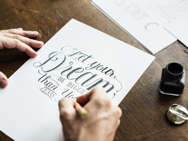 Lettering para iniciantes: como começar com o mínimo de materiais
